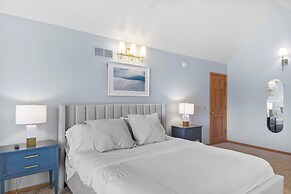 Private Hot Tub + Game Room: Galena Territory Home