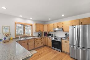 Private Hot Tub + Game Room: Galena Territory Home