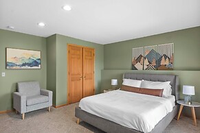 Private Hot Tub + Game Room: Galena Territory Home