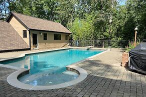 Nashville Area Family Getaway w/ Private Pool!