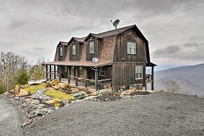 The Barn House: Caldwell Mtn Retreat w/ Hot Tub!