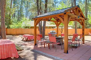 Hikers Haven: Pine Getaway w/ Wraparound Deck!