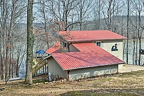 Pristine Lake Barkley Escape w/ Deck, Porch & Bar!
