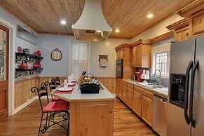 Historic Hot Springs Home < 1 Mi to Oaklawn!