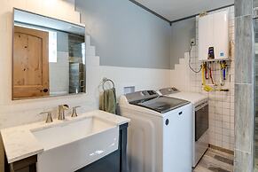 Early Cabin w/ Deck ~ 20 Mi to Lake Brownwood!