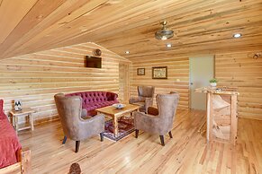 Early Cabin w/ Deck ~ 20 Mi to Lake Brownwood!