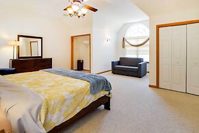 Hot Tub, Game Room & Fire Pit: Poconos Retreat