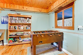 13 Mi to Dtwn: Lakefront Cottage w/ Dock