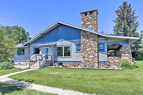 Walk to Downtown: Custer Retreat w/ Fire Pit!