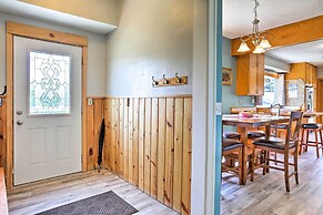 Walk to Downtown: Custer Retreat w/ Fire Pit!