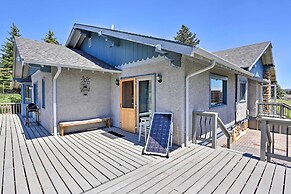 Custer Retreat w/ Pool Access, Walk to Downtown!