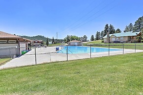 Walk to Downtown: Custer Retreat w/ Fire Pit!