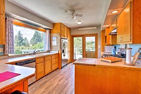 Custer Retreat w/ Pool Access, Walk to Downtown!