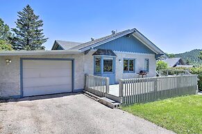 Walk to Downtown: Custer Retreat w/ Fire Pit!