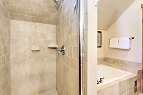 Ski-in/ski-out Donnelly Townhome w/ Hot Tub!
