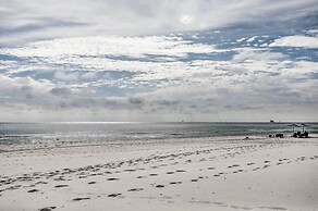 Gulf Shores Getaway w/ Pool, Spa & Beach Access!