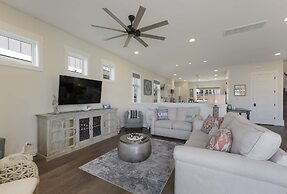 Modern Kingsland Lake Front House w/ Heated Pool!