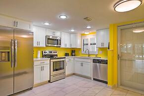 Cheery Condo With Pool Access: 3 Miles to Beach!
