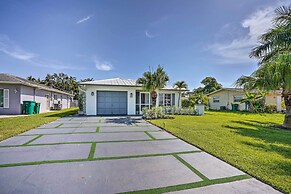 Naples Oasis w/ Screened Pool, Bike to Beach!