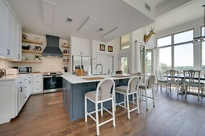 Lakefront Pittsburg Villa w/ Private Pool!