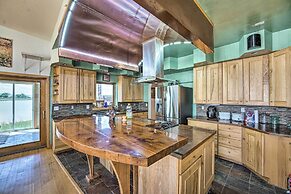 Lakefront Country Home w/ Waterslide & Trampoline!