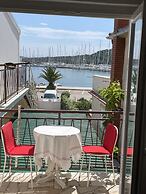Seafront apt With Balcony, sea View and Mooring