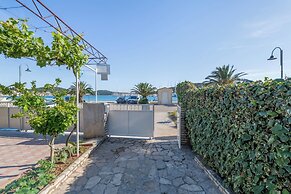 Seafront apt With Balcony, sea View and Mooring