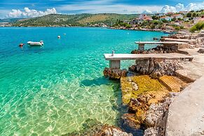 Seafront apt With Balcony, sea View and Mooring
