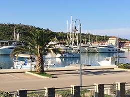 Seafront apt With Balcony, sea View and Mooring