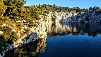 Seafront apt With Balcony, sea View and Mooring