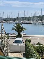 Seafront apt With Balcony, sea View and Mooring