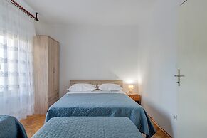 Seafront apt With Balcony, sea View and Mooring