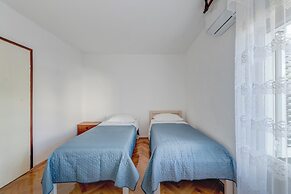 Seafront apt With Balcony, sea View and Mooring