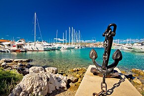 Seafront apt With Balcony, sea View and Mooring