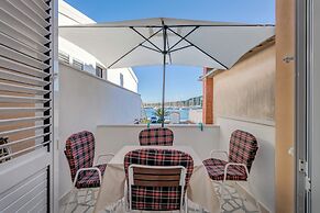 Seafront apt With Balcony, sea View and Mooring