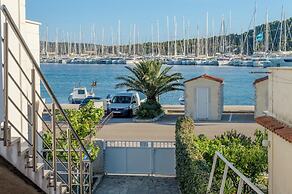 Seafront apt With Balcony, sea View and Mooring