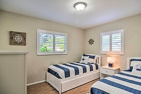 Beach-style Getaway w/ Lanai ~ 4 Mi to Beaches!