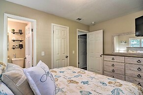 Beach-style Getaway w/ Lanai ~ 4 Mi to Beaches!