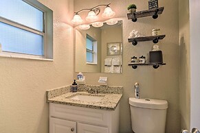 Beach-style Getaway w/ Lanai ~ 4 Mi to Beaches!