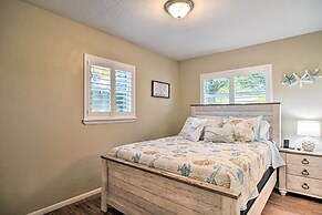 Beach-style Getaway w/ Lanai ~ 4 Mi to Beaches!