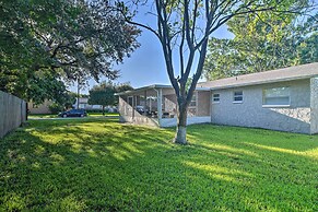 Beach-style Getaway w/ Lanai ~ 4 Mi to Beaches!