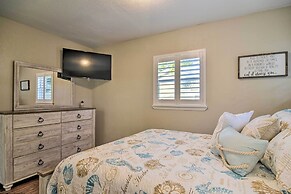 Beach-style Getaway w/ Lanai ~ 4 Mi to Beaches!