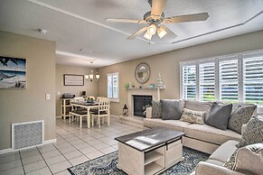 Beach-style Getaway w/ Lanai ~ 4 Mi to Beaches!