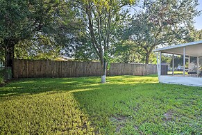 Beach-style Getaway w/ Lanai ~ 4 Mi to Beaches!