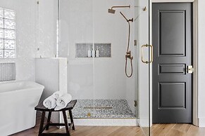 ~ 21 Mi to Scottsdale: Home w/ Infinity Pool!