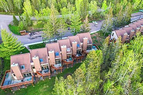 Cozy Alpine Escape: Ski-in/out at Lutsen Mtns