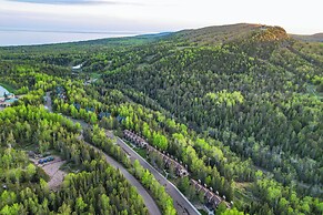 Cozy Alpine Escape: Ski-in/out at Lutsen Mtns