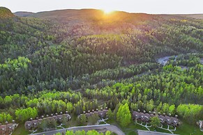 Cozy Alpine Escape: Ski-in/out at Lutsen Mtns