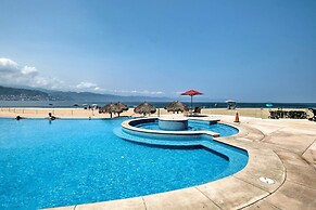 Beachfront Resort Condo w/ Wraparound Balcony!