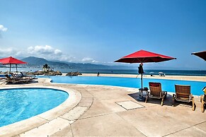 Beachfront Resort Condo w/ Wraparound Balcony!